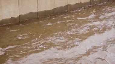 Su sıçramasına beton duvarı