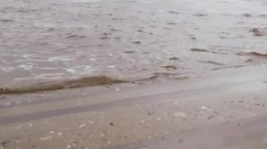 Nehir kıyısında merdivene adım