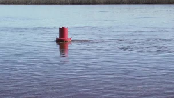 Червоний буй на річці — стокове відео