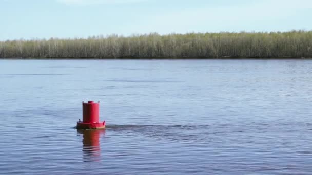 Röd boj på sjön — Stockvideo