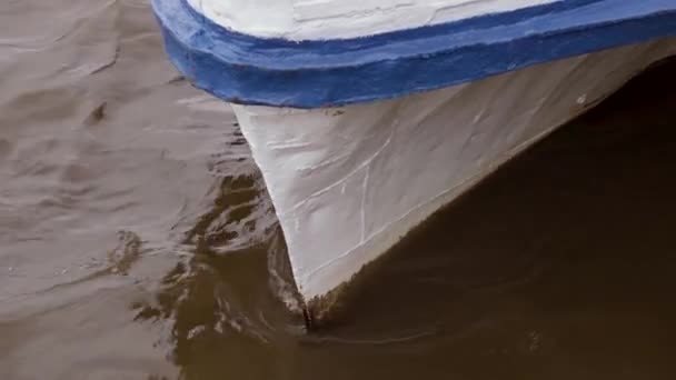 El agua late contra la proa del barco — Vídeo de stock