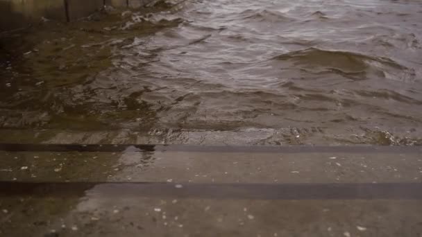Steg av banvallen av floden. Slow motion — Stockvideo