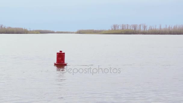 Rode boei op een witte rivier — Stockvideo