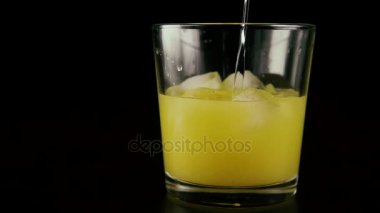 Mo suyu buz ile yavaş bir bardak votka ekleyin