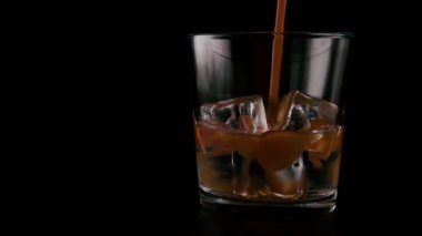 Bir tabloda bir bardak buzlu votka. Yavaş mo