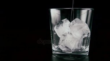 Votka buz dökün. Yavaş mo