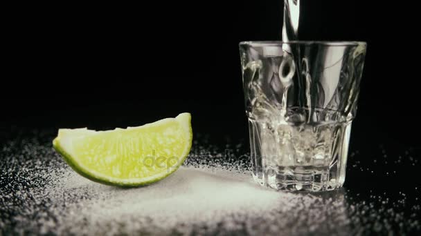 Vierte tequila en un trago. Movimiento lento — Vídeos de Stock