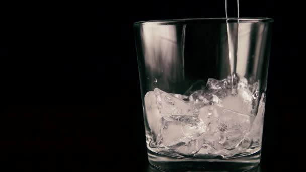 Ralentissez. Verser le jus et la vodka dans un verre 