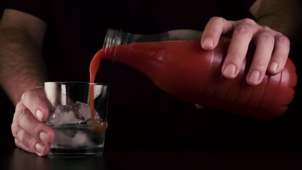 Mo. powoli wlać sok do szklanki z wódką — Wideo stockowe
