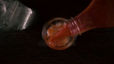 Yavaş mo Pour suyu bir bardak buz ve votka en iyi manzaralı içine