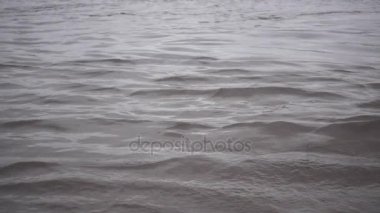 Ağır çekim. Dalgalar kıyıdan haddeleme