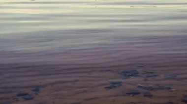 Bir su birikintisi üzerinde dalgaların hafif hareket