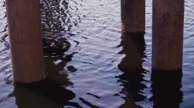 Metal köprü suda destekler