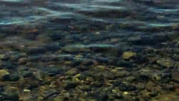 Petites vagues sur un fond rocheux 