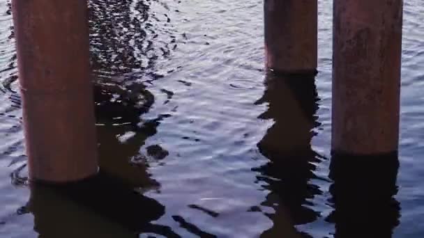 Soportes de puente de metal en agua — Vídeos de Stock