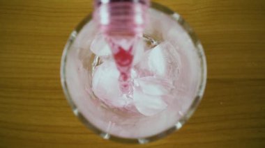 Pembe köpüklü su cam üstten görünüm dökülen yavaş mo.