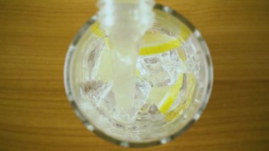 Limon suyu bir bardak buz en iyi manzaralı içine dökülen. Yavaş mo