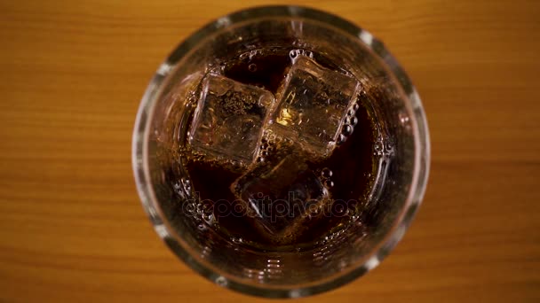 Slow-motion. Bubbels in een glas met cola boven bekijken — Stockvideo