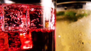 Bir bardak içki closeup ile buzda hava kabarcıkları