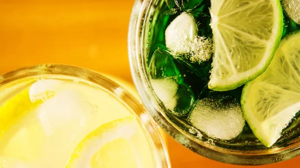 Mojito and lemonade in glasses with ice top view — Stock Photo, Image