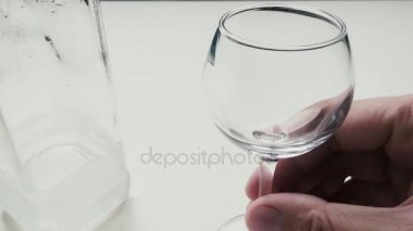 Adam kendini bir bardak votka dökülen