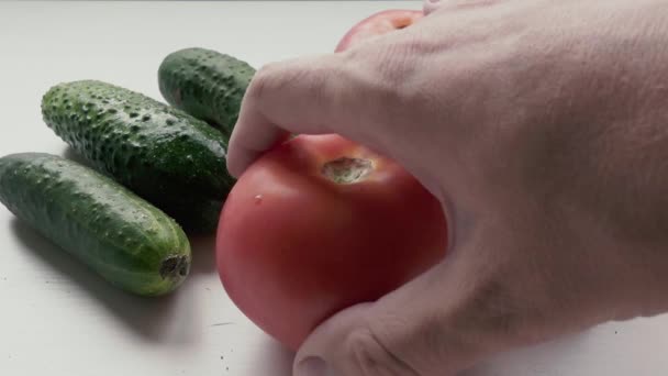 Man tar tomaterna från tabellen — Stockvideo