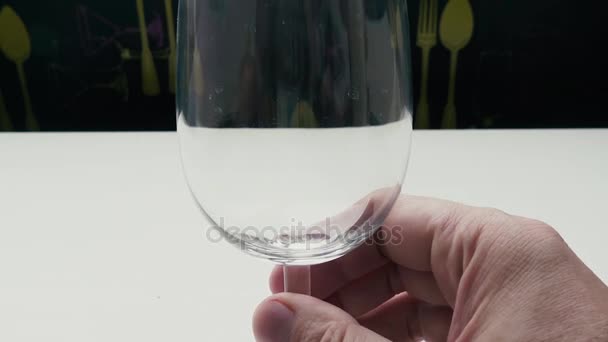 Человек наливает и пьет розовое вино — стоковое видео