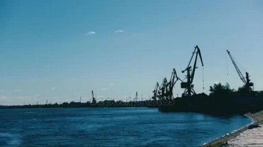 Hızlandırılmış nehir vinç bir mavna kaldırır