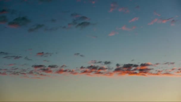 Wolken bij zonsondergang los en — Stockvideo