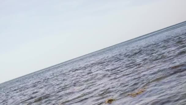 Kameran skjuter i en vinkel på havet landskapet grunda vågor — Stockvideo