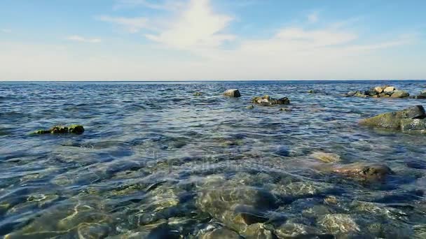 Slow mo niebieski niebo i jasne błękitne morze — Wideo stockowe