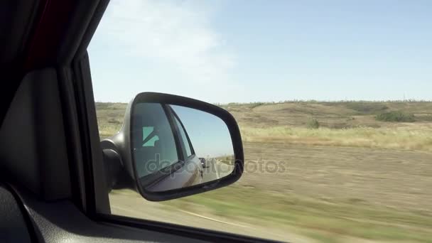 Un viaje en coche. Mira el espejo. — Vídeo de stock