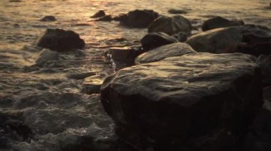 Bir rock kıyısında bir wave yavaş sıçrama