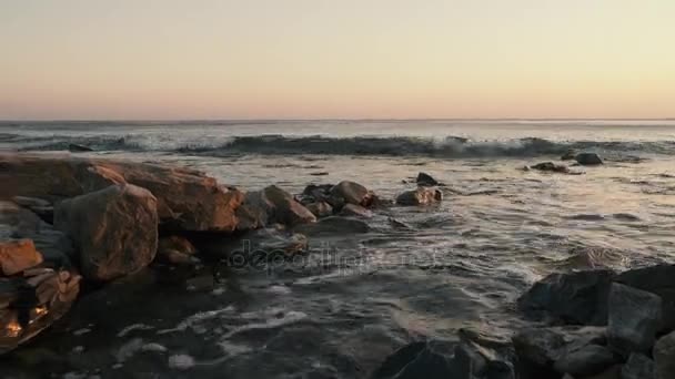 Yalnız bir dalga taşlık bir kıyı üzerinde rulo — Stok video