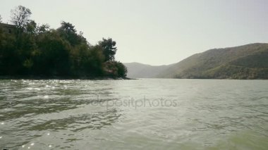 Yavaş hareket güneş parlamayı su yüzeyinde