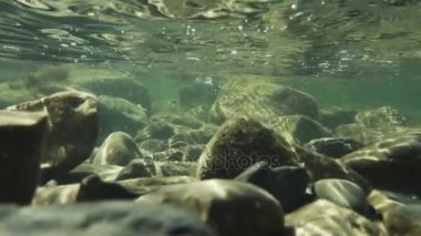 Kayalık alt ve güneş altında su ağır çekim