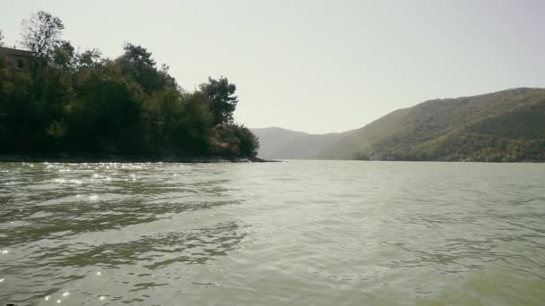 Deslumbramiento solar en cámara lenta en la superficie del agua — Vídeo de stock