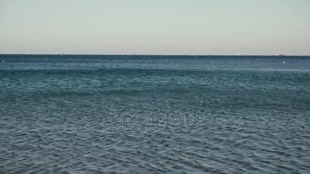 Mar azul mar con barcos en el horizonte — Vídeo de stock