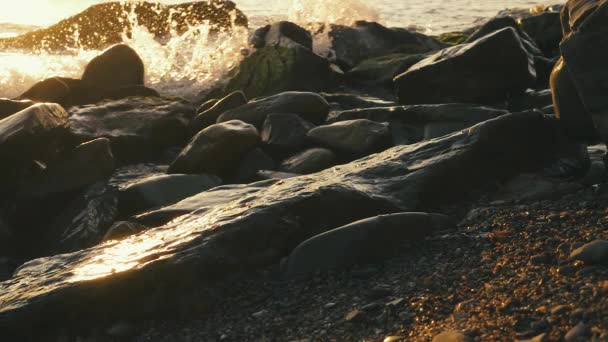 De rotsachtige strand zee bij zonsondergang langzame mo — Stockvideo