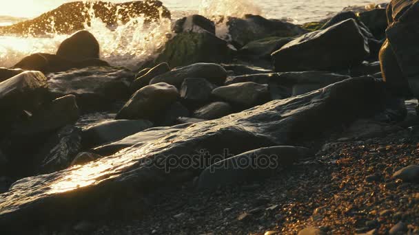 Mer rocheuse plage au coucher du soleil lent mo 