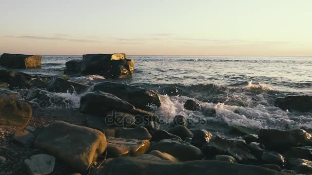 Zpomalený pohyb dvě obrovské kameny ve vodě na kamennému břehu — Stock video