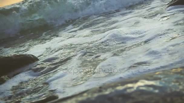 Espuma marina de cámara lenta de las olas en la orilla — Vídeos de Stock