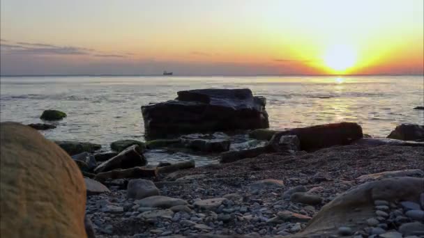 Time-lapse le coucher du soleil sur la mer calme — Video