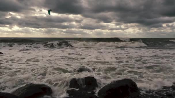 Surfer op de stormachtige zee — Stockvideo