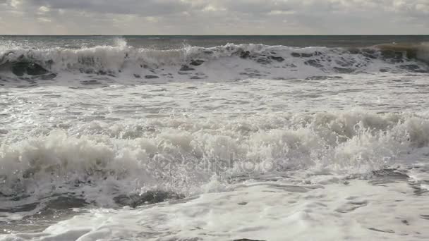 Медленное движение большие вспененные волны катятся к берегу — стоковое видео