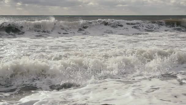 Lento movimento grandi onde di schiuma rotolano verso la riva — Video Stock