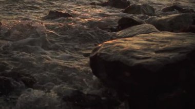 Su dalgaları ile yavaş mo keskin taşlar