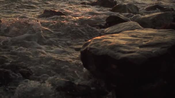 Повільні гострі камені у воді з хвилями — стокове відео