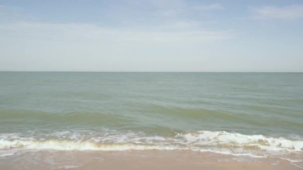 Horizon de mer avec une plage de sable fin — Video