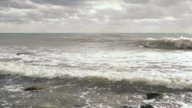 Gri-mavi deniz sonra bir fırtına ağır çekim